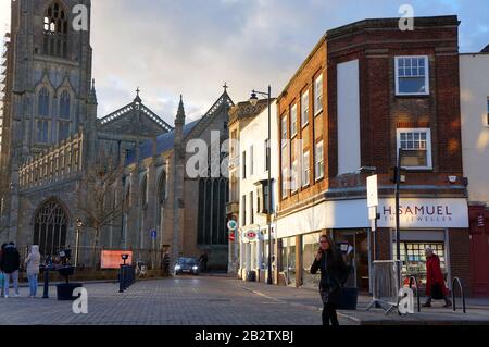 Blick auf den Marktplatz mit H. Samuel Jewelers auf der rechten Seite und die Stumpkirche auf der linken Seite in Boston Lincolnshire. Stockfoto