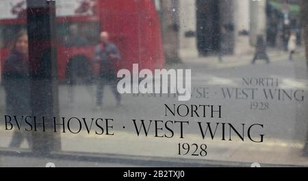 Reflexion von Kingsway in Window of Bush House, ehemals HQ des BBC World Service, heute Teil des Strand Campus des King's College in London Stockfoto