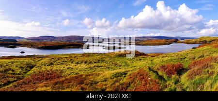 Panoramablick über Loch Dunvegan vom Aussichtspunkt Dunvegan Castle in Waternish auf der Insel Skye Stockfoto