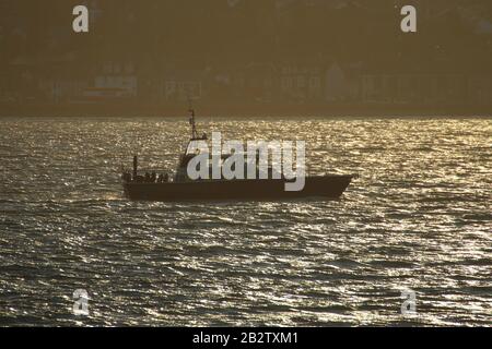 MDP Condor, ein von der Mod Police operierender Start auf dem Firth of Clyde, der als Eskorte zu einem ankommenden U-Boot der Royal Navy Trafalgar-Klasse fungiert. Stockfoto