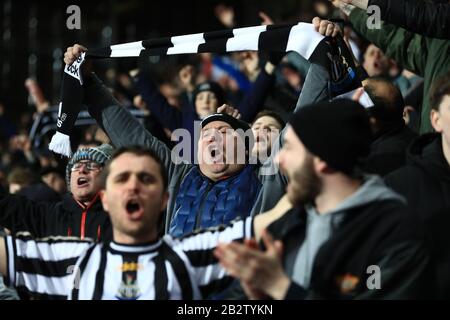 West BROMWICH, ENGLAND - 3. MÄRZ Newcastle-Fans nach dem FA-Cup-Spiel zwischen West Bromwich Albion und Newcastle United bei Den Hawthorns, West Bromwich am Dienstag, 3. März 2020. (Kredit: Leila Coker / MI News) Foto darf nur für redaktionelle Zwecke in Zeitungen und/oder Zeitschriften verwendet werden, Lizenz für kommerzielle Nutzung erforderlich Kredit: MI News & Sport /Alamy Live News Stockfoto