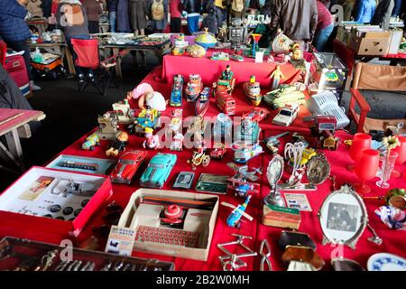 Istanbul, Türkei - 1. März 2020: Antike Blechspielzeuge mit vielen anderen Objekten in einem antiken Basar im Bomonti District, Istanbul. Stockfoto