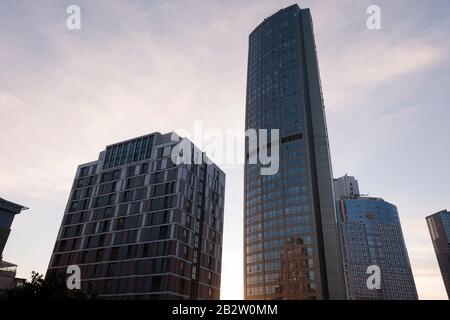 Istanbul, Türkei - 1. März 2020: Wolkenkratzer und Bürogebäude auf einem Finanzgebiet in Bomonti, Istanbul in Sonnenuntergang als Silhouetten. Stockfoto