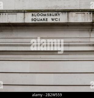 Straßenschild Bloomsbury Square, ein Gartenplatz in Holborn, Camden, London; anfangs bekannt als Southampton Square. Stockfoto