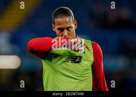London, Großbritannien. März 2020. Virgil van Dijk von Liverpool schwärmt vor dem FA-Cup-Spiel zwischen Chelsea und Liverpool an der Stamford Bridge, London, England am 3. März 2020. Foto von David Horn. Kredit: Prime Media Images/Alamy Live News Stockfoto