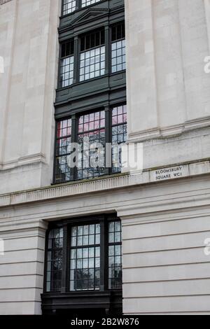 Straßenschild Bloomsbury Square, ein Gartenplatz in Holborn, Camden, London; anfangs bekannt als Southampton Square. Stockfoto