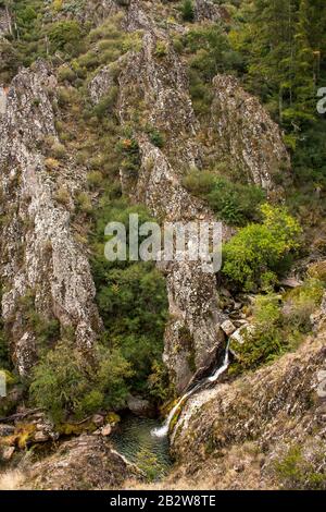 Leandres Bach fließt durch die Felsen in Serra da Estrela, Portugal Stockfoto