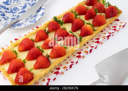 Erdbeerfrucht-Tart mit frischen roten Erdbeeren und cremefarbener Creme. Stockfoto