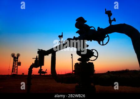 Am Abend des Ölfeld pipeline Silhouette Stockfoto