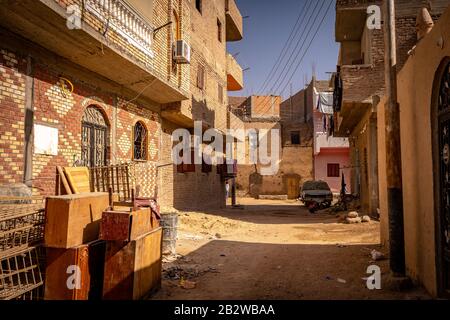 Luxor, Ägypten - Ziegelhäuser in einem Wohngebiet Stockfoto