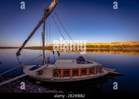 Luxor, Ägypten - Traditionelles Felucca-Boot auf dem Nil Stockfoto
