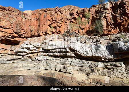 Spektakuläre Felsformationen aus Sandstein in der Ormiston Gorge, südlich von Alice Springs, Northern Territory, NT, Australien Stockfoto