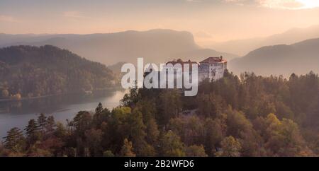 Panoramasicht auf den Bleder See und das Schloss Bled, Slowenien, Europa. Luftdronfotografie. Stockfoto