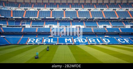 Mähen des Platzes im Bernabeu Stadion Von Real Madrid, Madrid, Spanien Stockfoto