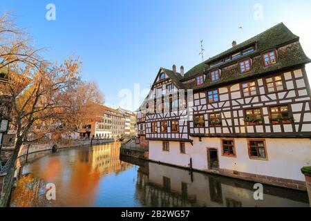 Traditionelle Fachwerkhäuser in La Petite France, Straßburg, Elsass, Frankreich Stockfoto