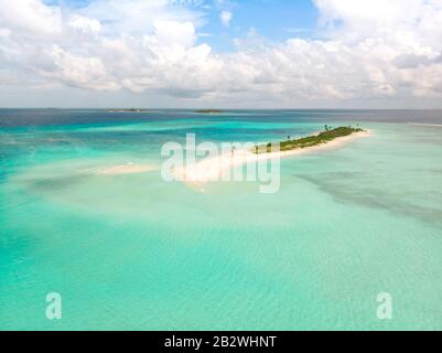 Bild perfekter Strand und türkisfarbene Lagune auf der kleinen tropischen Insel auf den Malediven Stockfoto