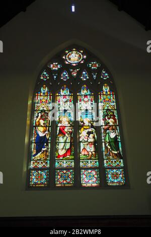 Helle, schön gestaltete Kunst an Buntglasfenstern in einer schönen großen Kathedrale im Stadtzentrum von Brisbane, aus. Stockfoto