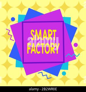 Hinweis zur Smart Factory wird geschrieben. Geschäftskonzept für EINE stark digitalisierte und vernetzte Produktionsstätte Asymmetrisches Formatmuster Objektoutli Stockfoto