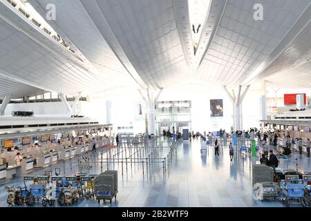Am internationalen Terminal des Tokioter Flughafens Haneda in Tokio, Japan, am 3. März 2020 ist ein Abflugstor fast leer, inmitten einer neuen Ausbreitung des Coronavirus. Kredit: Naoki Nishimura/AFLO/Alamy Live News Stockfoto