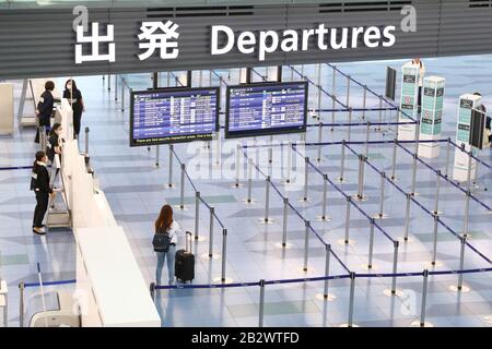 Am internationalen Terminal des Tokioter Flughafens Haneda in Tokio, Japan, am 3. März 2020 ist ein Abflugstor fast leer, inmitten einer neuen Ausbreitung des Coronavirus. Kredit: Naoki Nishimura/AFLO/Alamy Live News Stockfoto