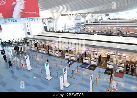 Am internationalen Terminal des Tokioter Flughafens Haneda in Tokio, Japan, am 3. März 2020 ist ein Abflugstor fast leer, inmitten einer neuen Ausbreitung des Coronavirus. Kredit: Naoki Nishimura/AFLO/Alamy Live News Stockfoto