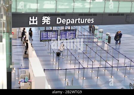 Am internationalen Terminal des Tokioter Flughafens Haneda in Tokio, Japan, am 3. März 2020 ist ein Abflugstor fast leer, inmitten einer neuen Ausbreitung des Coronavirus. Kredit: Naoki Nishimura/AFLO/Alamy Live News Stockfoto