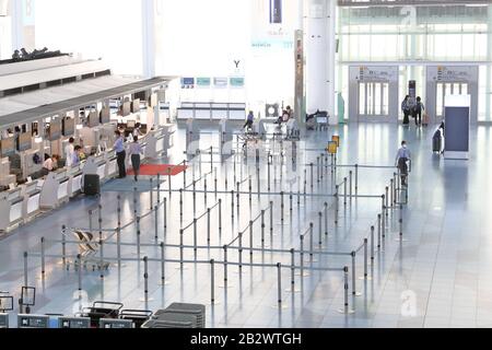 Am internationalen Terminal des Tokioter Flughafens Haneda in Tokio, Japan, am 3. März 2020 ist ein Abflugstor fast leer, inmitten einer neuen Ausbreitung des Coronavirus. Kredit: Naoki Nishimura/AFLO/Alamy Live News Stockfoto