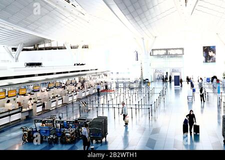 Am internationalen Terminal des Tokioter Flughafens Haneda in Tokio, Japan, am 3. März 2020 ist ein Abflugstor fast leer, inmitten einer neuen Ausbreitung des Coronavirus. Kredit: Naoki Nishimura/AFLO/Alamy Live News Stockfoto