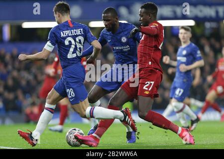 London, ENGLAND - 3. MÄRZ Divock Origi aus Liverpool, der Antonio Rudiger aus Chelsea während des FA-Cup-Spiels zwischen Chelsea und Liverpool an der Stamford Bridge, London am Dienstag, den 3. März 2020, empfängt. (Kredit: Jacques Feeney / MI News ) Foto darf nur für redaktionelle Zwecke in Zeitungen und/oder Zeitschriften verwendet werden, Lizenz für kommerzielle Nutzung erforderlich Kredit: MI News & Sport /Alamy Live News Stockfoto