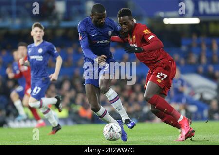 London, ENGLAND - 3. MÄRZ Divock Origi aus Liverpool, der Antonio Rudiger aus Chelsea während des FA-Cup-Spiels zwischen Chelsea und Liverpool an der Stamford Bridge, London am Dienstag, den 3. März 2020, empfängt. (Kredit: Jacques Feeney / MI News ) Foto darf nur für redaktionelle Zwecke in Zeitungen und/oder Zeitschriften verwendet werden, Lizenz für kommerzielle Nutzung erforderlich Kredit: MI News & Sport /Alamy Live News Stockfoto