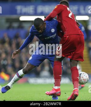 London, ENGLAND - 3. MÄRZ Divock Origi aus Liverpool, der Antonio Rudiger aus Chelsea während des FA-Cup-Spiels zwischen Chelsea und Liverpool an der Stamford Bridge, London am Dienstag, den 3. März 2020, empfängt. (Kredit: Jacques Feeney / MI News ) Foto darf nur für redaktionelle Zwecke in Zeitungen und/oder Zeitschriften verwendet werden, Lizenz für kommerzielle Nutzung erforderlich Kredit: MI News & Sport /Alamy Live News Stockfoto