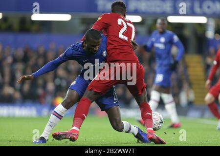 London, ENGLAND - 3. MÄRZ Divock Origi aus Liverpool, der Antonio Rudiger aus Chelsea während des FA-Cup-Spiels zwischen Chelsea und Liverpool an der Stamford Bridge, London am Dienstag, den 3. März 2020, empfängt. (Kredit: Jacques Feeney / MI News ) Foto darf nur für redaktionelle Zwecke in Zeitungen und/oder Zeitschriften verwendet werden, Lizenz für kommerzielle Nutzung erforderlich Kredit: MI News & Sport /Alamy Live News Stockfoto