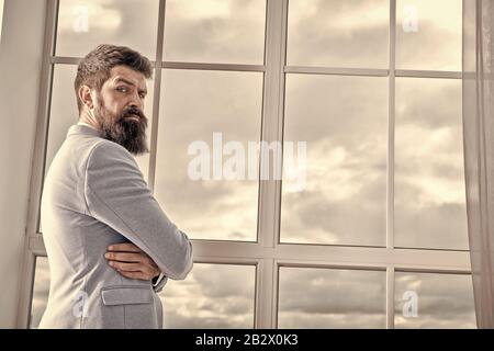 Man stand am Fenster nervös über Hochzeit. Richtige Entscheidung. Hochzeit morgen Konzept. Leben und Erwartungen. Hochzeitstag. Bräutigam bärtigen Hipster reifer Mann tragen Hellblau Smoking und Fliege. Stockfoto