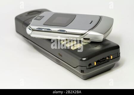 Alte Handys auf weißem Hintergrund Stockfoto