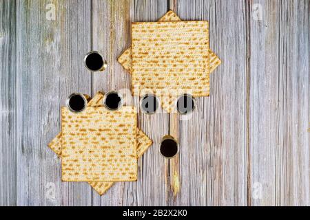 Passah sechs Tasse Wein und Matzoh jüdischer Feiertagsbrot traditioneller Pesachtag Stockfoto