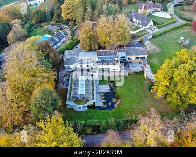 Luxusvilla mit Vorder- und Hinterhof, Rasen in einem wohlhabenden Wohnviertel während der Herbstsaison. Wallonisch-Brabant, Belgien. Oktober 2019 Stockfoto