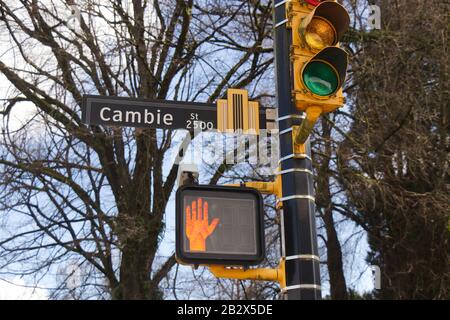 Vancouver, Kanada - 17. Februar 2020: Blick auf die Ampelkreuzung an der Cambie Street im Stadtzentrum von Vancouver. Stockfoto