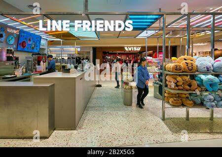 Hongkong, CHINA - 23. JANUAR 2019: Linienfreunde auf der New Town Plaza. New Town Plaza ist ein Einkaufszentrum im Stadtzentrum von Sha Tin, Hongkong. Stockfoto