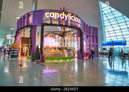 Dubai, VAE - CIRCA JANUAR 2019: Eintritt zum Candylicious Store im Dubai International Airport. Stockfoto