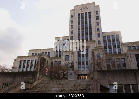 Vancouver, Kanada - 17. Februar 2020: Blick auf das Vancouver City Hall Building in der Innenstadt von Vancouver am sonnigen Tag Stockfoto