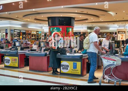 Dubai, VAE - CIRCA JANUAR 2019: Innenschuss des Dubai International Airport. Stockfoto