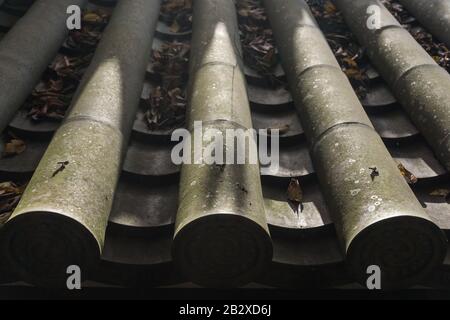 Detail eines alten, mit Blättern gedeckten Japanes-Ziegeldachs auf dem Gelände des Tempels Hase-dera in Nara, Japan. Stockfoto