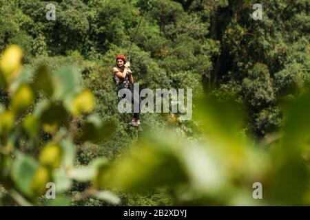 Zipline Erfahrung In Ecuadorianischen Anden Stockfoto