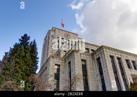 Vancouver, Kanada - 17. Februar 2020: Blick auf das Vancouver City Hall Building in der Innenstadt von Vancouver am sonnigen Tag Stockfoto