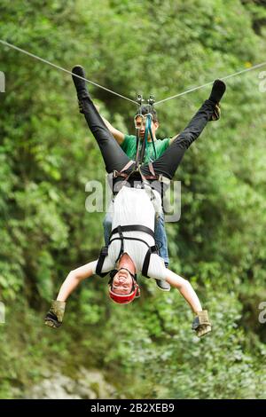 Suche Nach Adrenalin Tandem Zipline Erlebnis In Ecuadorianischen Anden Stockfoto