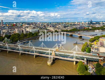 Blick auf Hungerford Bridge und Golden Jubilee Bridges und Wateloo Bridge vom London Eye aus Stockfoto