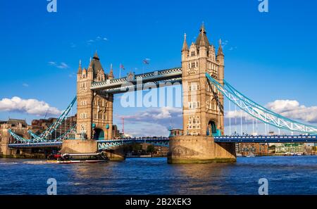 Die Tower Bridge von London, die von der anderen Seite der Themse aus betrachtet wird, ist ein Wahrzeichen und meistbesuchter Ort in London, England, Großbritannien. Stockfoto