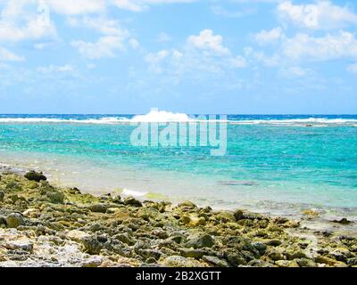 Turbulentes smaragdfarbenes Wasser im Atollpass, Cocos Keeling, Australien. Stockfoto