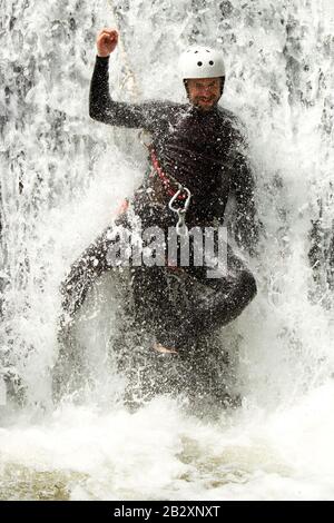 Gewachsener Mann, Der In EINEM Wasserfall-Shoot Vom Aqua-Level Absteigt Stockfoto