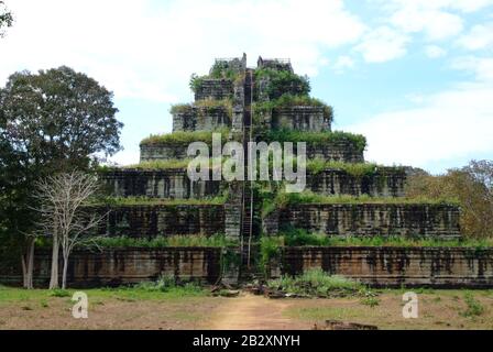 Blick auf die sieben gestaffelten Pyramide auf Ko Ker, Prasat Thom von Ko Ker Tempelanlage Stockfoto